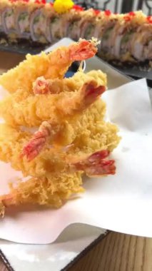 Bir porsiyon karides tempura sosuyla süslenmiş, kızarmış karides tabağına yakından bakın. Restoran yemeği, gurme yemekleri ve hareket konsepti. Yüksek kalite