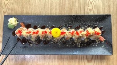 Asya restoranında Japon mutfağı. Çin porseleni. Vancouver Kanada. Lezzetli ekmekler servis ediliyor.