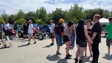 Eski kamyonet müzesi Hot Road suturday araba ve kamyon sergisi Vancouver yakınlarında eski nadir bulunan arabaların sergisi kamera yavaş yavaş 09.07.2022 Kanada Surrey ender bulunan aracın etrafında dönüyor.