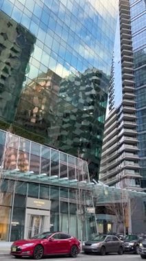 farklı caddelerde gökdelenler insanlar Vancouver 'a doğru yol alıyorlar dünyanın en güzel şehrinde yaşamak için çok pahalı metropoller oteller şehir merkezleri Vancouver Canada 2023
