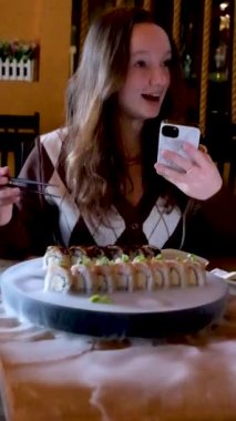 Asya restoranında Japon mutfağı. Çin porseleni. Vancouver Kanada. Lezzetli ekmekler servis ediliyor.
