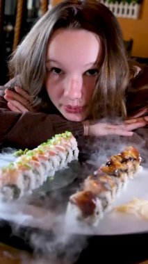 Asya restoranında Japon mutfağı. Çin porseleni. Vancouver Kanada. Lezzetli ekmekler servis ediliyor.