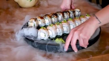 Asya restoranında Japon mutfağı. Çin porseleni. Vancouver Kanada. Lezzetli ekmekler servis ediliyor.