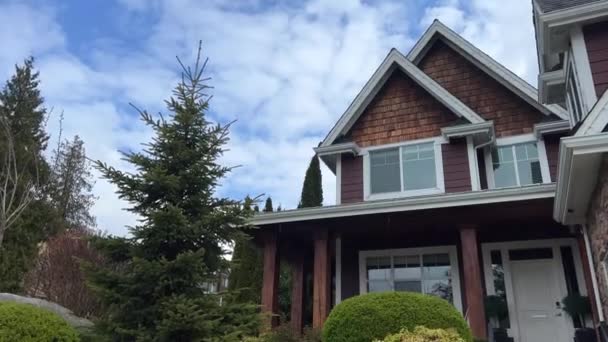 サリーの町の美しい民家カナダのHerringbone芝生の茶色のレンガ造りの青い空と雲白いドアの屋根のカメラはゆっくりと上から下への撮影をフロート — ストック動画