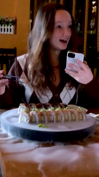 Restaurant Asiatic Bucătăria Japoneză China Vancouver Canada Servire Rulouri Delicioase — Videoclip de stoc