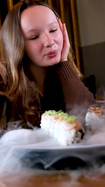 Азиатский Ресторан Японской Кухни Фарфор Ванкувер Канада Выступая Вкусные Роллы — стоковое видео