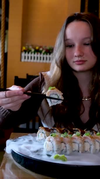 在一家漂亮的餐厅里 日本菜 中国菜 香草菜 加冰的美味卷饼 在一家漂亮的餐厅里 吃寿司 为少女服务 就像吃筷子一样快乐 — 图库视频影像