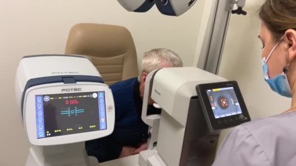 大脳皮質の地形学者の高齢者の検査です Videokergraphは角膜の曲率を決定するための医療機器です 現代のクリニックのための必須のデバイス12 2022ウクライナ Medilux — ストック動画