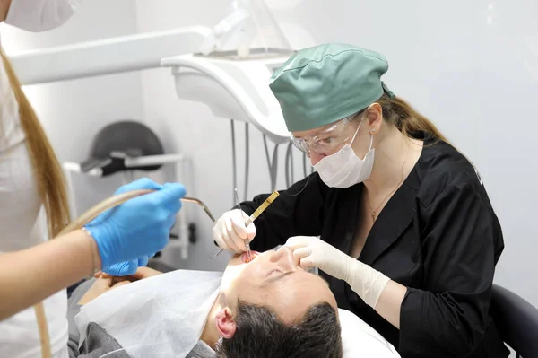 Стоматолог Профессионально Заполняет Зубы Пациенту Сидящему Медицинском Кресле Высокое Качество — стоковое фото