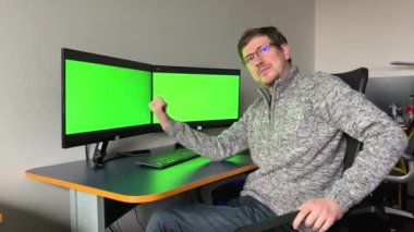 Yaşlı bir adam bir apartman dairesinde bir kanepede oturur ve yeşil ekranlı TV izler, sonra döner ve ciddi bir şekilde kameraya konuşur. Yüksek kalite 4k görüntü