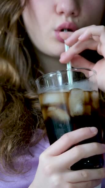 少女はソファに座り コーラをグラスに注ぐ 高品質4K映像 — ストック動画