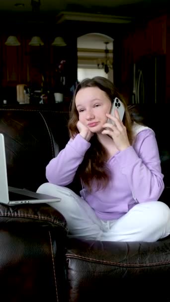 Cep Telefonlu Mutsuz Hintli Genç Kız Kendini Yalnız Üzgün Hissediyor — Stok video