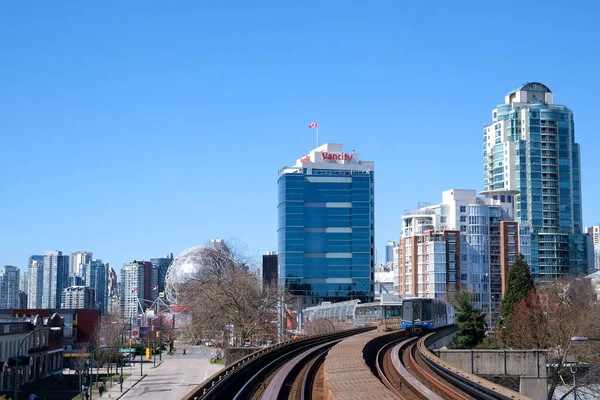 スカイトレインの移動列車の窓からの眺めバンクーバーの春裸の木の駅はありません高層ビル技術センターは異なるビデオトラフィック天気の大きなブロックをレールカナダ2023 — ストック写真