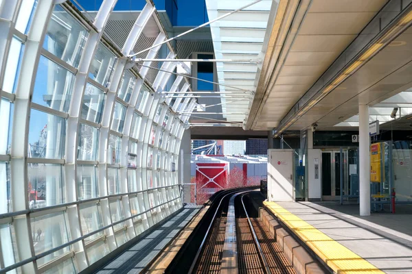 Вид Окна Sky Train Движущегося Поезда Суррее Ванкувере Весной Листьев — стоковое фото