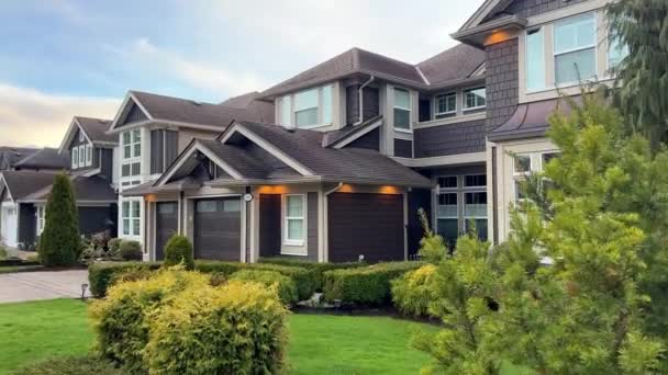 位于加拿大温哥华市的一座高山峻岭上 蓝天绿草铺就了一半的空间 为富饶而美丽的三层住宅提供了文字住房 — 图库视频影像