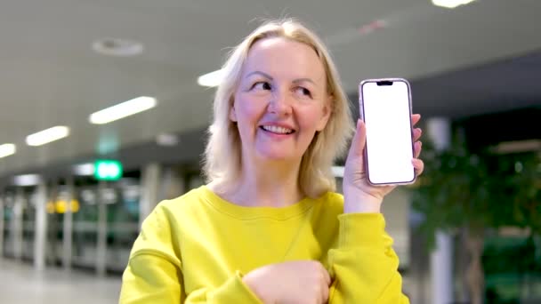 Soddisfatto Felice Donna Bionda Mezza Età Mostrando Pollice Mano Telefono — Video Stock