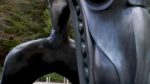キラークジラ 芸術家ビル リードによる海中世界ブロンズ像のチーフバンクーバーブリティッシュコロンビア州スタンレーパークのバンクーバー水族館の入り口に位置カナダ2023 — ストック動画