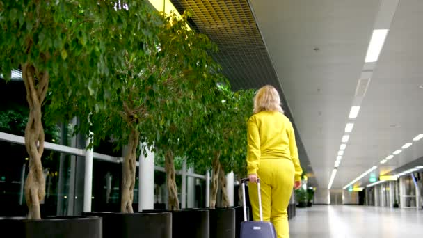 Aankomst Vertrek Luchthaven Vrouw Met Koffer Wielen Handen Handbagage Een — Stockvideo