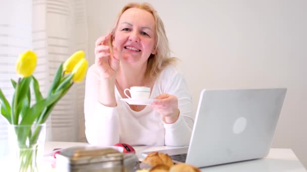 Frau Fenster Trinkt Tee Kaffee Der Nähe Des Computers Während — Stockvideo