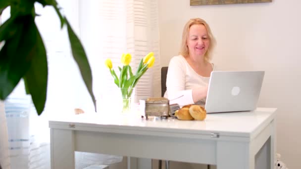 Mulher Sentada Quarto Conversando Telefone Laptop Trabalhando Beber Café Mesa — Vídeo de Stock