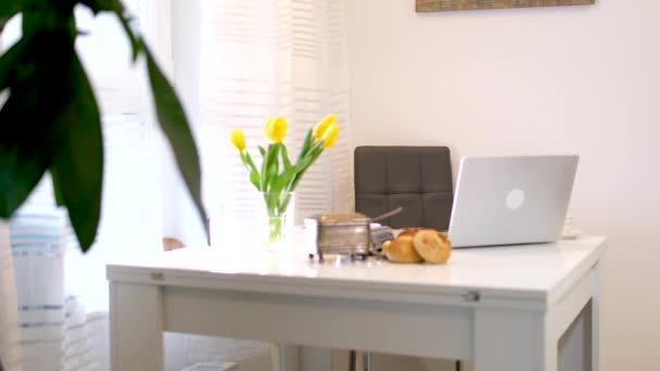 Rano Stół Laptop Żółte Tulipany Bułeczki Biały Tło Miejsce Dla — Wideo stockowe