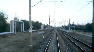 Przemysl 'den Varşova' ya tren kalkıyor. İlkbaharda veya kışın kar olmadan çeşitli köylerden geçiyor.