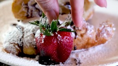 Çilekli pudra şekerli kruvasan ve nane yapraklı ev yapımı Fransız kahvaltı restoranı. Çileklerle pek çok farklı video süsleyin.