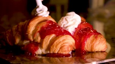 Ahududu reçeli ve kremalı lezzetli kruvasan ev dekorasyonunda lezzetli yemekler yemek restoranda yemek aşkla yapılan taze yemekler pişirmek.
