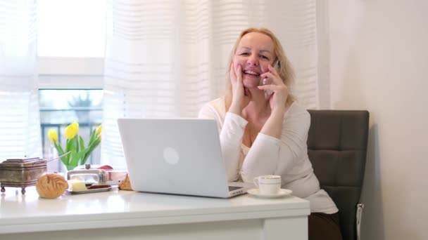 Mujer Rubia Hablando Por Teléfono Sonriendo Imágenes Alta Calidad — Vídeos de Stock