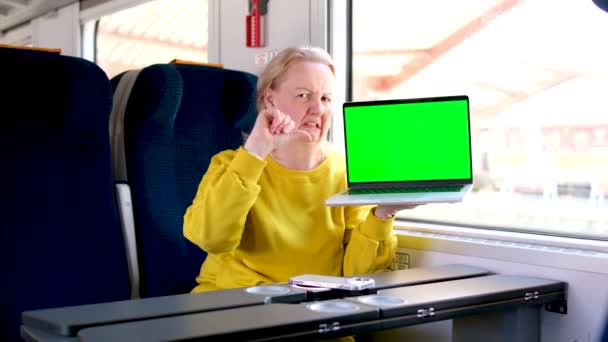 Antyreklamowa Kobieta Trzymająca Laptopa Zielonym Ekranem Chromakey Dłoniach Pokazuje Kciuk — Wideo stockowe