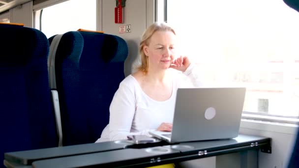 Wolna Strzelanka Pracująca Laptopem Pociągu Dziewczyna Spogląda Telefon Ręce Koncepcja — Wideo stockowe