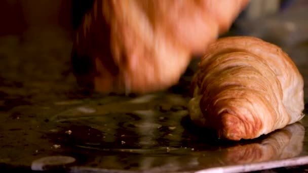 Primo Piano Uno Chef Guanti Che Prepara Croissant Chef Mani — Video Stock