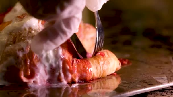 Ahududu Reçeli Kremalı Lezzetli Kruvasan Dekorasyonunda Lezzetli Yemekler Yemek Restoranda — Stok video