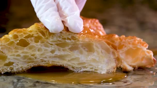 Rogalik Porowaty Świeże Pyszne Struktury Pieczenia Ciasto Drożdżowe Posypane Karmelową — Wideo stockowe