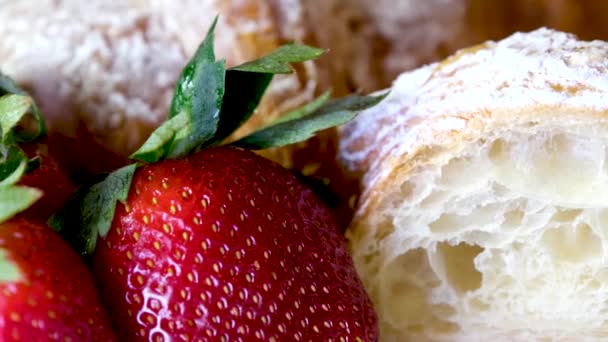 Close Van Croissant Bestrooid Met Poedersuiker Met Aardbeien Munt Bladeren — Stockvideo