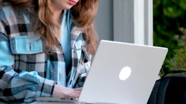 Klavyeye çocuk eli yazma görüntüsü. Laptop klavyesinde elle yazmak ve ofis masasında internette sörf yapmak, işte, iş ve teknoloji alanında, internet ağında sörf yapmak. 