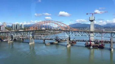 Surrey Vancouver yolu gökyüzü treninden köprüye ve uzun Burrard Körfezi 'nin her iki yakasındaki Fraser Nehri' nin üzerindeki Pasifik Okyanusu 'na kadar uzanır. Yüksek kalite 4k görüntü.