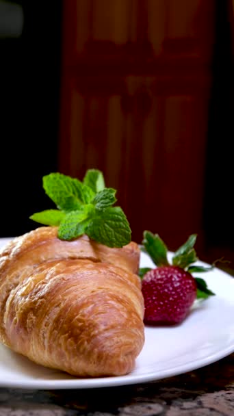 用草莓和薄荷糖洒上糖粉的羊角面包的特写镜头 留下美味的甜点法国早餐餐厅在家里为厨师提供食物 用草莓装饰许多不同的视频 — 图库视频影像