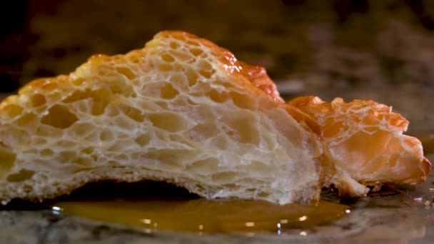Rozkrojený Půl Croissant Vnitřní Texturou Tenkými Křupavými Vrstvami Dřevěné Desce — Stock video