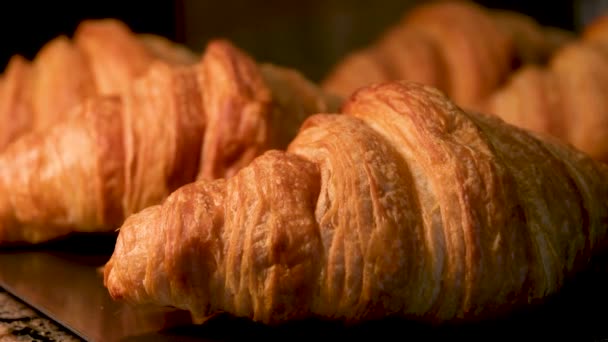 Frissen Sült Croissant Időrendje Klasszikus Viennoiserie Pufi Süteményből Fincsinek Tűnik — Stock videók