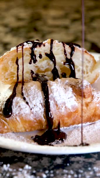 Gocciolare Con Croissant Caldi Cioccolato Fondente Appena Tagliati Cosparsi Zucchero — Video Stock