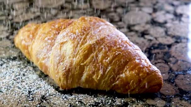 Primo Piano Deliziosi Appetitosi Croissant Croccanti Freschi Cosparsi Zucchero Velo — Video Stock