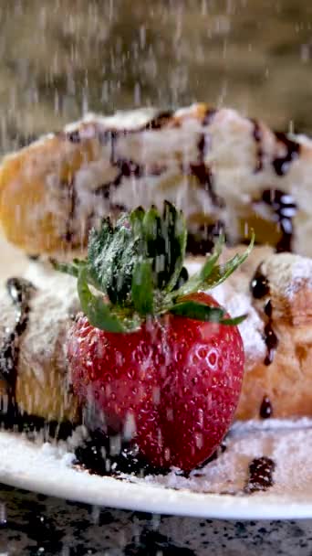 Çilekli Pudra Şekerli Kruvasan Nane Yapraklı Yapımı Fransız Kahvaltı Restoranı — Stok video
