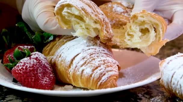 Köstliche Frisch Gebackene Croissant Auf Teller Behandschuhten Händen Nehmen Sie — Stockvideo