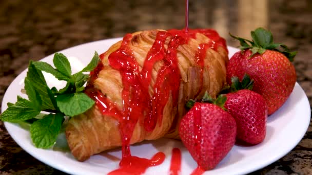 Auf Einem Weißen Teller Ist Ein Croissant Mit Drei Erdbeeren — Stockvideo