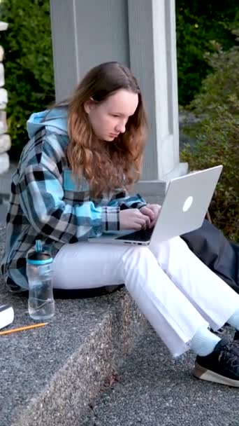 女大学生在线学习使用笔记本电脑 记录观看网络研讨会或虚拟教育远程课堂 坐在校园外学习 — 图库视频影像