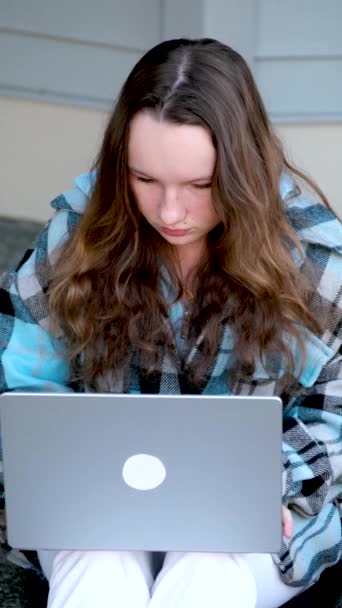 Mujer Negocios Sentada Trabajando Computadora Portátil Mientras Relaja Banco Imágenes — Vídeos de Stock