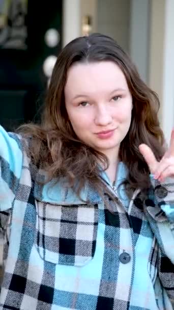 Adolescente Regardant Caméra Prendre Selfie Montrant Deux Doigts Vers Haut — Video