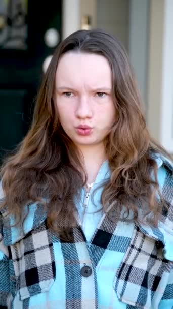 Ung Kvinna Flicka Tonåring Visar Olika Känslor Säger Inget Skakande — Stockvideo