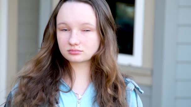 Έφηβος Κορίτσι Κοιτάζει Κάμερα Αποτρέπει Μάτια Πρώτα Προς Αριστερά Στη — Αρχείο Βίντεο
